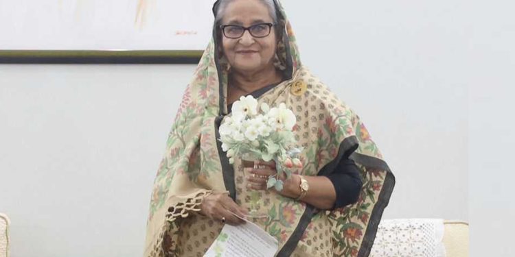 শেখ হাসিনাকে উপহার পাঠালেন হলি আর্টিজানে বাবা হারানো জাপানি কন্যা