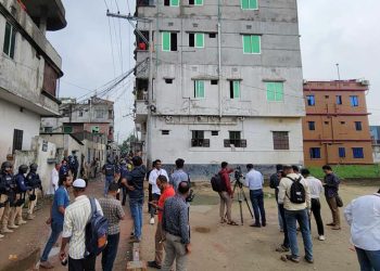 জঙ্গি সন্দেহে ঘিরে রাখা বাড়ি থেকে ৩ বোমা উদ্ধার
