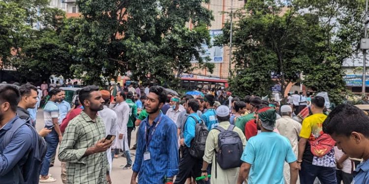 ধানমন্ডি ৩২ নম্বর এলাকা থেকে সন্দেহভাজন ১০ ব্যক্তি আটক