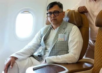 ৯ বছর পর দেশে ফিরলেন সালাহউদ্দিন আহমেদ