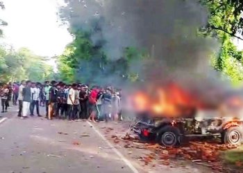 গোপালগঞ্জে সেনাবাহিনীর গাড়ি ভাংচুর-আগুন