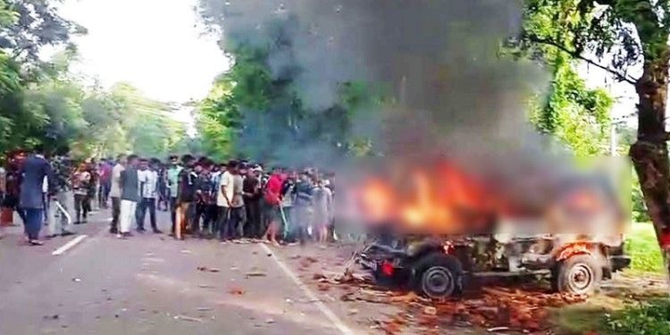 গোপালগঞ্জে সেনাবাহিনীর গাড়ি ভাংচুর-আগুন
