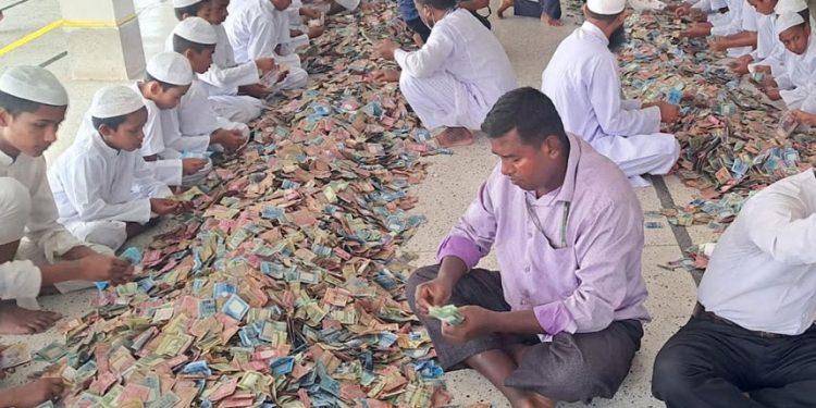 পাগলা মসজিদের দানের ৭ কোটি টাকা বন্যার্তদের দেওয়া নিয়ে যা জানা গেল