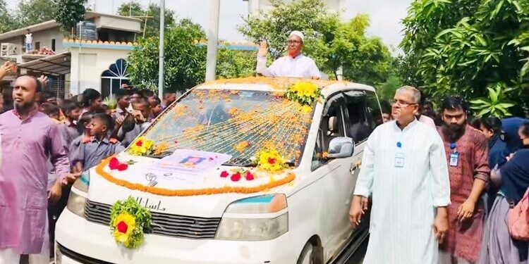 ফুলসজ্জিত গাড়িতে বাড়ি ফিরলেন স্কুলশিক্ষক