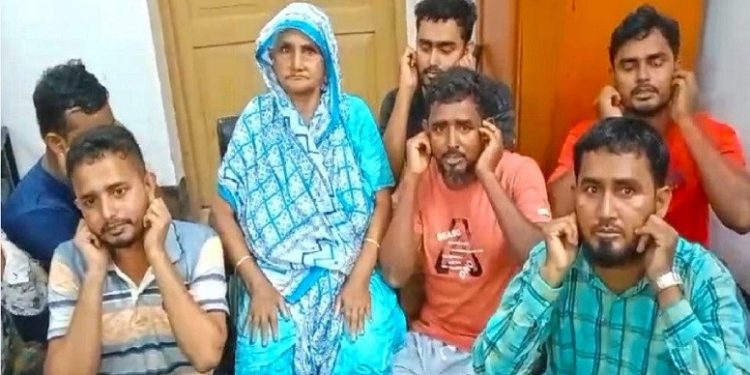 সেনাবাহিনীর সামনে মায়ের সেবা করার প্রতিশ্রুতি দিলেন সন্তানরা