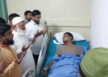 হাসনাতকে দেখতে গিয়ে মোনাজাতে কাঁদলেন জামাতের আমির