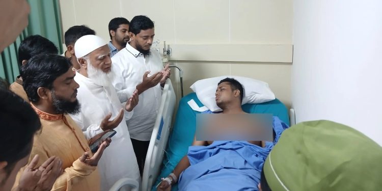 হাসনাতকে দেখতে গিয়ে মোনাজাতে কাঁদলেন জামাতের আমির
