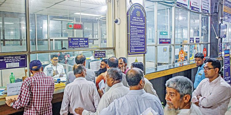 গ্রাহককে টাকা দিতে পারছে না অনেক ব্যাংক