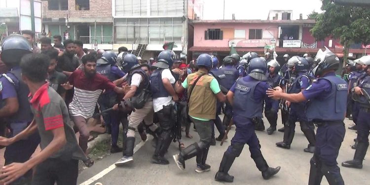 গণভবন আন্দোলনকারীদের দখলে