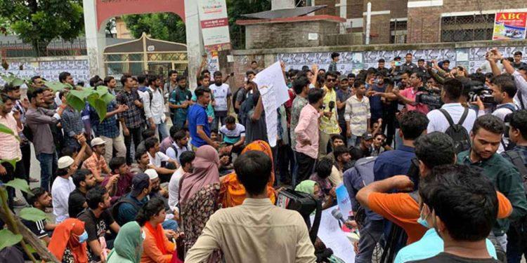 আন্দোলনের মুখে পদত্যাগ করেন রাজশাহী কলেজের অধ্যক্ষ