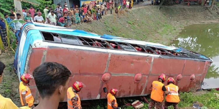 নরসিংদীতে যাত্রীবাহী বাস খাদে, নিহত ২