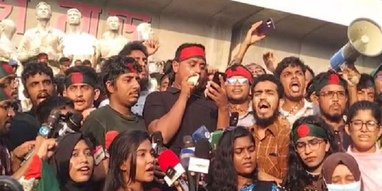 নৌকা ফুটো হয়ে গেছে, বৈঠা খুঁজে লাভ নেই: সমন্বয়ক হাসনাত