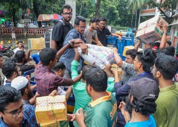 বন্যার্তদের সহায়তায় ত্রাণ দিতে টিএসসিতে মানুষের ঢল