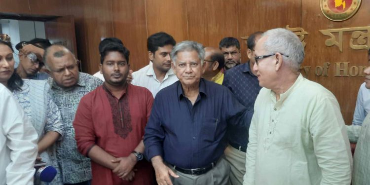 দুর্গাপূজায় ৩ দিন ছুটির বিষয় বিবেচনা করা হবে: স্বরাষ্ট্র উপদেষ্টা