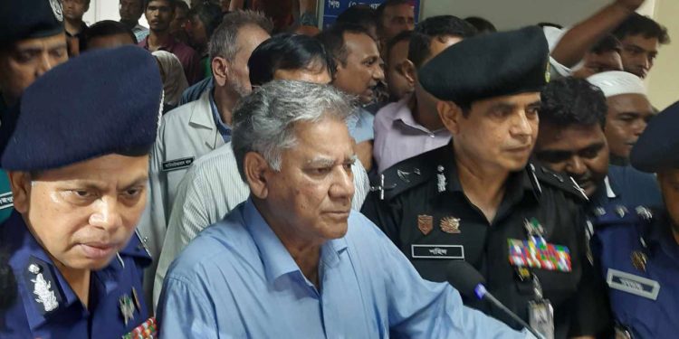 চাটুকারিতা করলে মিডিয়া বন্ধ করে দেওয়া হবে : স্বরাষ্ট্র উপদেষ্টা