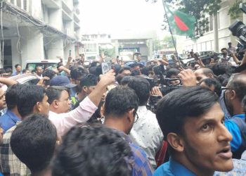 সচিবালয়ে ঢুকে পড়েছেন হাজারো শিক্ষার্থী
