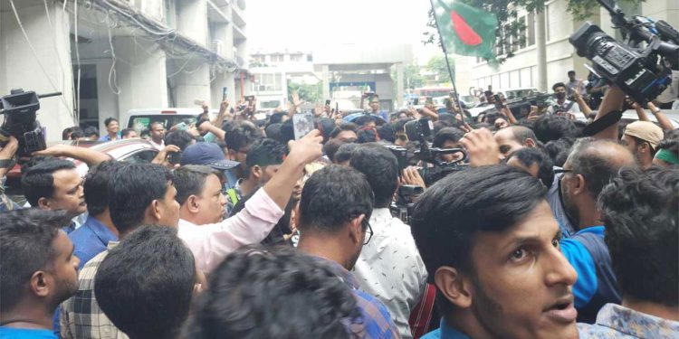 সচিবালয়ে ঢুকে পড়েছেন হাজারো শিক্ষার্থী