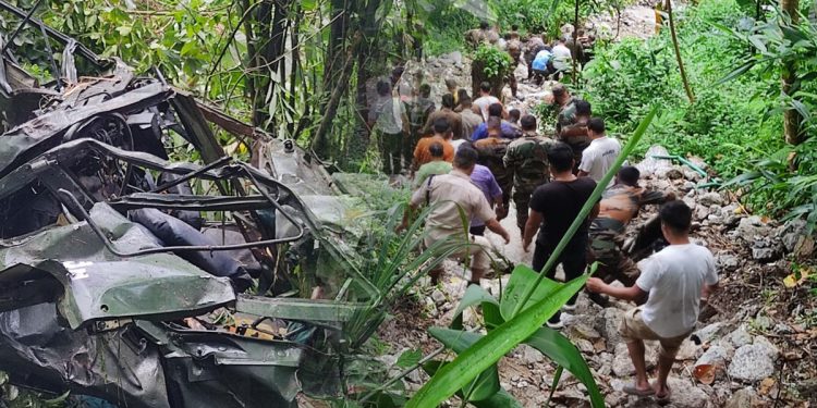 ৮০০ ফুট গভীর খাদে পড়ল ভারতীয় সেনাবাহিনীর গাড়ি, ৪ সেনা নিহত