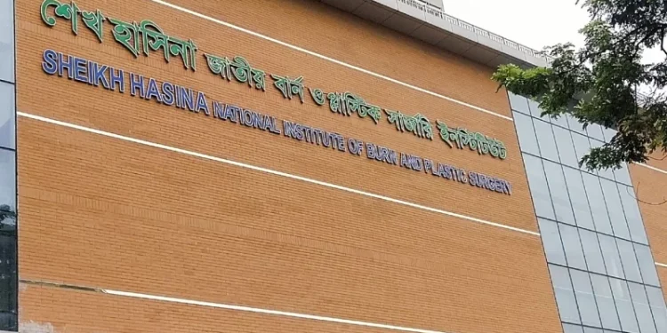 বাসায় গ্যাস লিকেজ থেকে বিস্ফোরণ, শিশুসহ দগ্ধ ৩