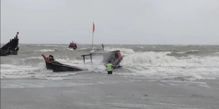 ঘূর্ণিঝড় ‘দানা’: টেকনাফ-সেন্ট মার্টিন রুটে নৌযান চলাচল বন্ধ