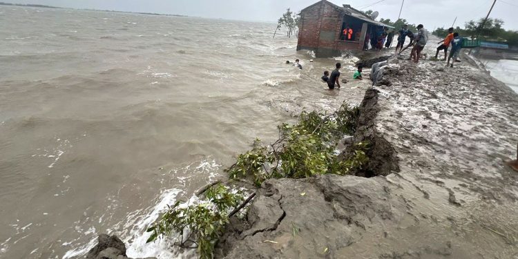 ঝুঁকিপূর্ণ বেড়িবাঁধ নিয়ে চরম দুশ্চিন্তায় সাতক্ষীরা উপকূলের মানুষ