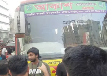 বাড্ডায় বাসচাপায় নারী নিহত, সহকর্মীদের সড়ক অবরোধ