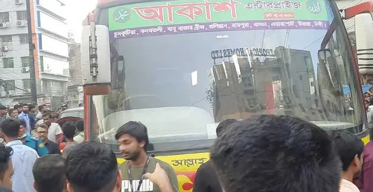 বাড্ডায় বাসচাপায় নারী নিহত, সহকর্মীদের সড়ক অবরোধ