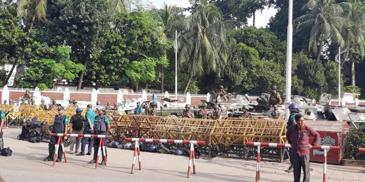 বঙ্গভবন মোড়ে অতিরিক্ত পুলিশ-সেনাবাহিনীর, এপিসি-জলকামান মোতায়েন