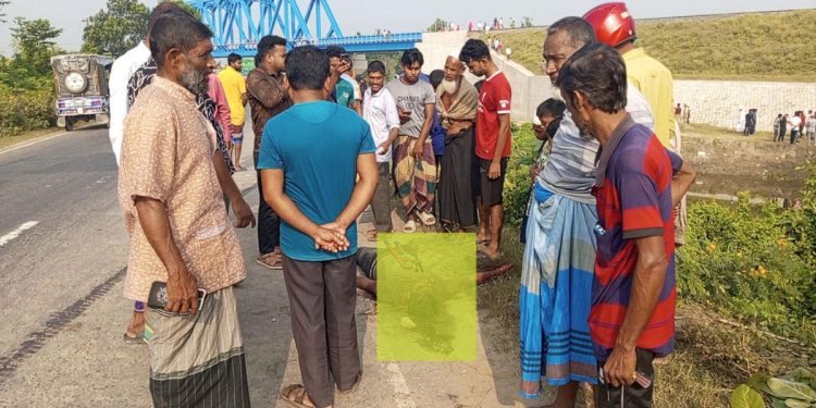 গরু চোর সন্দেহে ৩ জনকে পিটিয়ে হত্যা