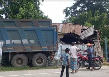 নিয়ন্ত্রণ হারিয়ে ট্রাক মাদরাসার ভেতরে, ১৪ শিক্ষার্থী আহত