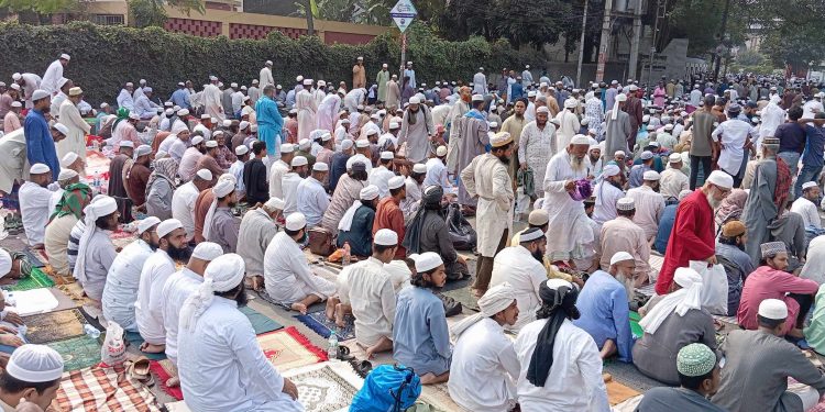 কাকরাইল মসজিদে জুমার নামাজ আদায় করলেন সাদপন্থিরা
