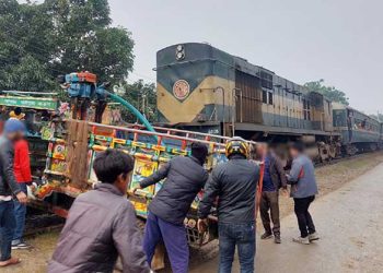 কুমিল্লায় ট্রেনের ধাক্কায় অটোরিকশার ৫ যাত্রী নিহত, আহত ২