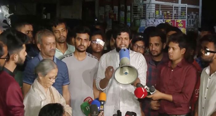 গভীর রাতে ছুটে গেলেন ৪ উপদেষ্টা, আশ্বাস নিয়ে ফিরলেন আহতরা