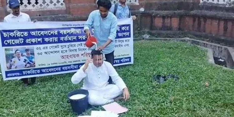 দুধ দিয়ে গোসল করে ‘চাকরিতে ৩৫’ আন্দোলনের কমিটি বিলুপ্ত ঘোষণা