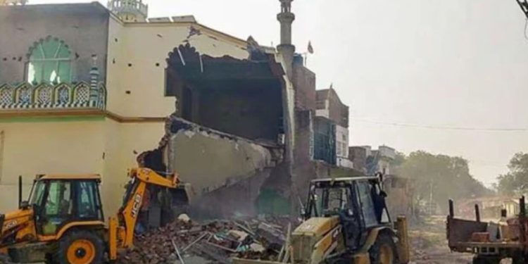 ভারতে ভাঙা হলো ১৮০ বছরের মসজিদের একাংশ