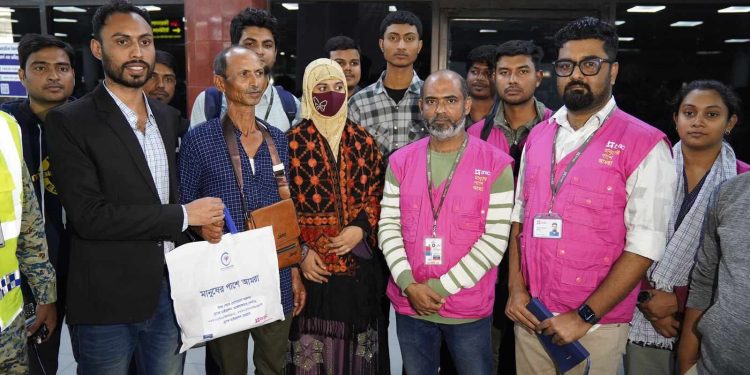 ১৮ বছর পর বাবাকে ছুঁয়ে দেখলেন তিন সন্তান