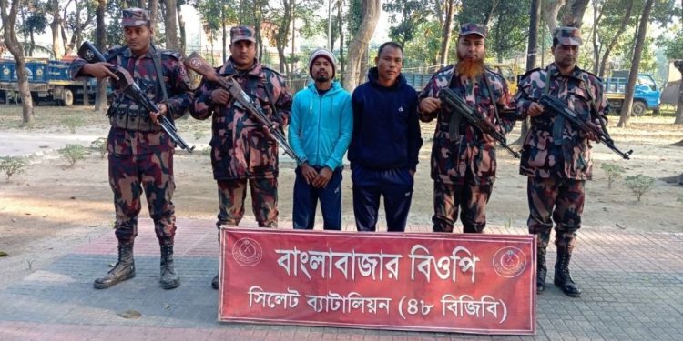 সীমান্তে দুই ভারতীয় নাগরিক আটক