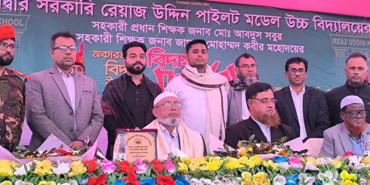 শিক্ষকতাকে প্রথম শ্রেণির পেশা হিসেবে স্বীকৃতি দিতে হবে