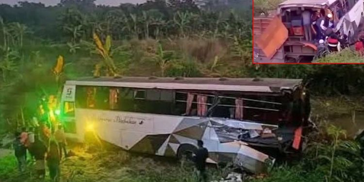 ফরিদপুরে যাত্রীবাহী বাস নিয়ন্ত্রণ হারিয়ে খাদে, নিহত ২