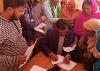 চেয়ারম্যানকে বাড়ি থেকে তুলে আনলেন নারীরা, তালা ভেঙে বসালেন কার্যালয়ে