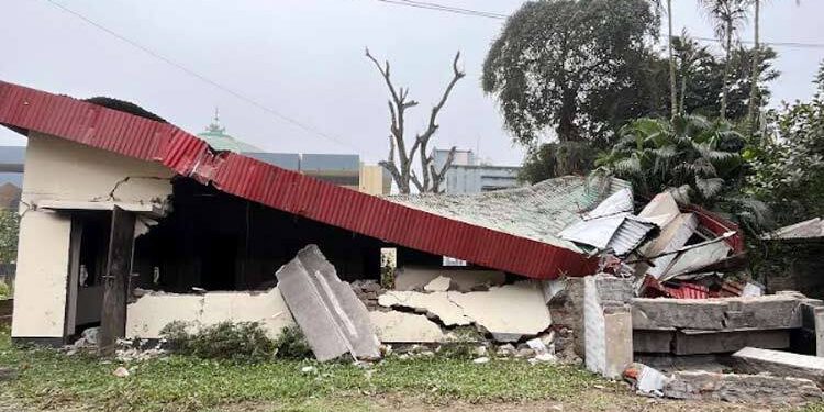 ছাত্রলীগের পার্টি অফিস বুলডোজার দিয়ে গুঁড়িয়ে দিলেন শিক্ষার্থীরা
