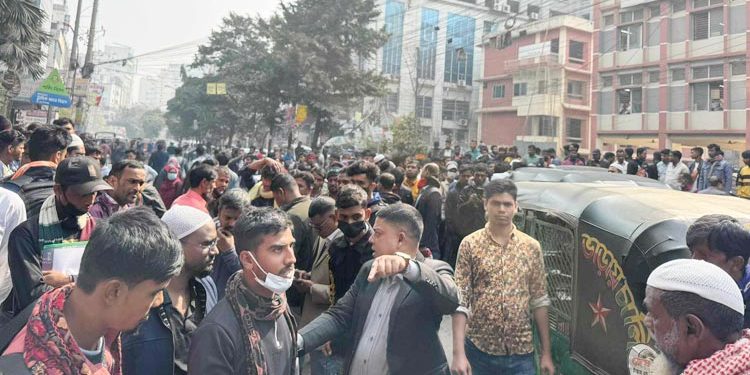 টিকা না পেয়ে পান্থপথে সড়ক অবরোধ করেছেন প্রবাসীরা