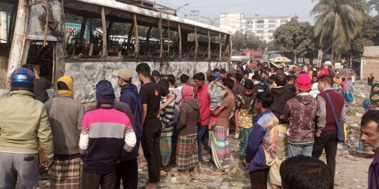 অ্যাম্বুলেন্সের সঙ্গে বাসের সংঘর্ষ, পুড়ল লকারে থাকা ৫০টি ছাগল
