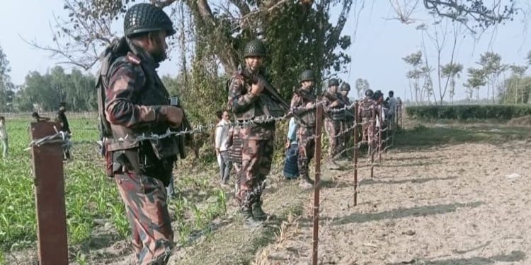 এবার শূন্যরেখায় বিএসএফের কাঁটাতারের বেড়া নির্মাণ, বিজিবির বাধা