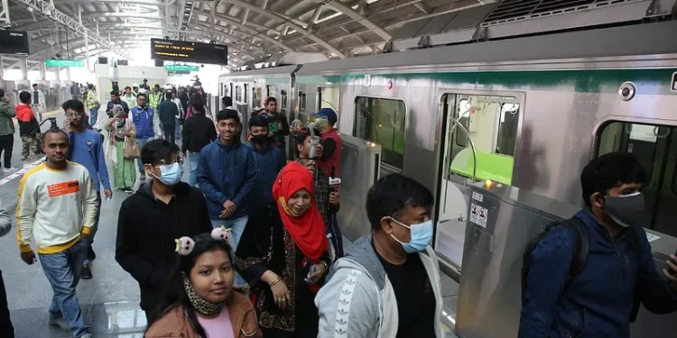 মেট্রোরেলের দরজায় আটকা যাত্রী, আধা ঘণ্টা বন্ধ ছিল মেট্রোরেল চলাচল