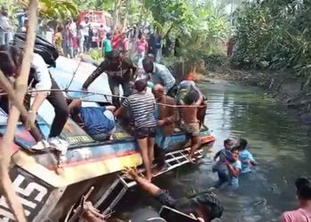 ভোলায় দুই যাত্রীবাহী বাসের মুখোমুখি সংঘর্ষ, আহত ৩০