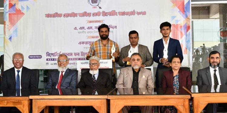 কোনো দলের পক্ষে বা বিপক্ষে দাঁড়াতে চাই না: সিইসি
