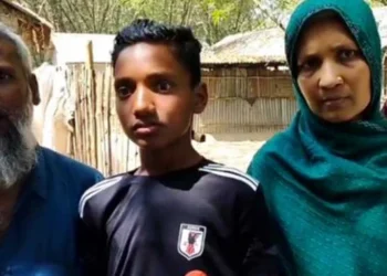 ‘দাফনে’র আড়াই মাস পর হঠাৎ বাড়ি ফিরলো কিশোর!