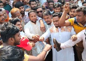 প্রথম আলো পুড়িয়ে বিক্ষোভ