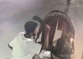 রাজধানীতে চাপাতি ঠেকিয়ে ছিনতাই, ভিডিও ভাইরাল